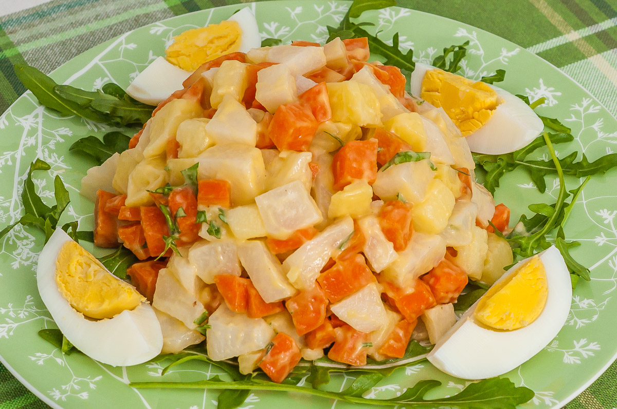 Photo de recetteanti inflammatoire, de macédoine de légumes, facile, végétarienne, heathy, facile, printemps, navet, chou fleur, carottes, pommes de terre, oeuf, salade, bio Kilomètre-0, blog de cuisine réalisée à partir de produits de saison et issus de circuits courts