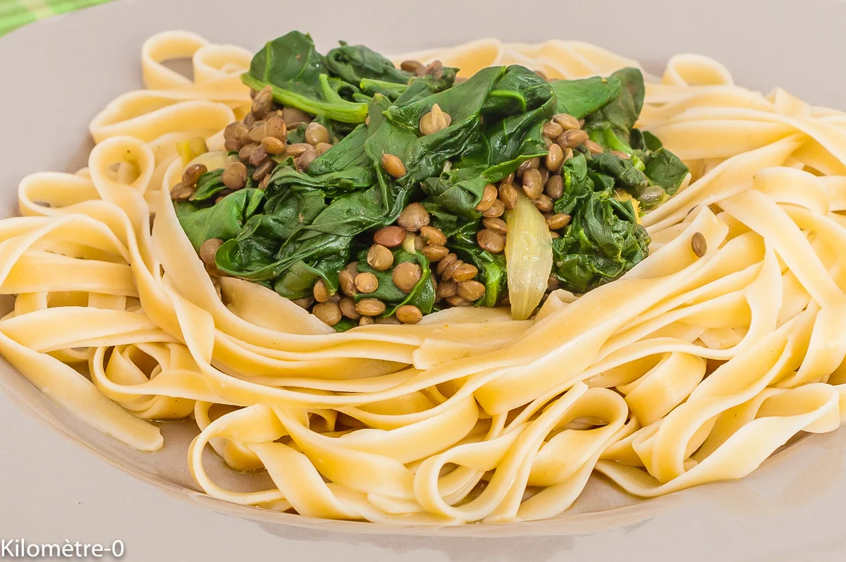 Photo de recette végétarienne, lentilles, pâtes, facile, économique, épinards, bio, healthy, de Kilomètre-0, blog de cuisine réalisée à partir de produits de saison et issus de circuits courts