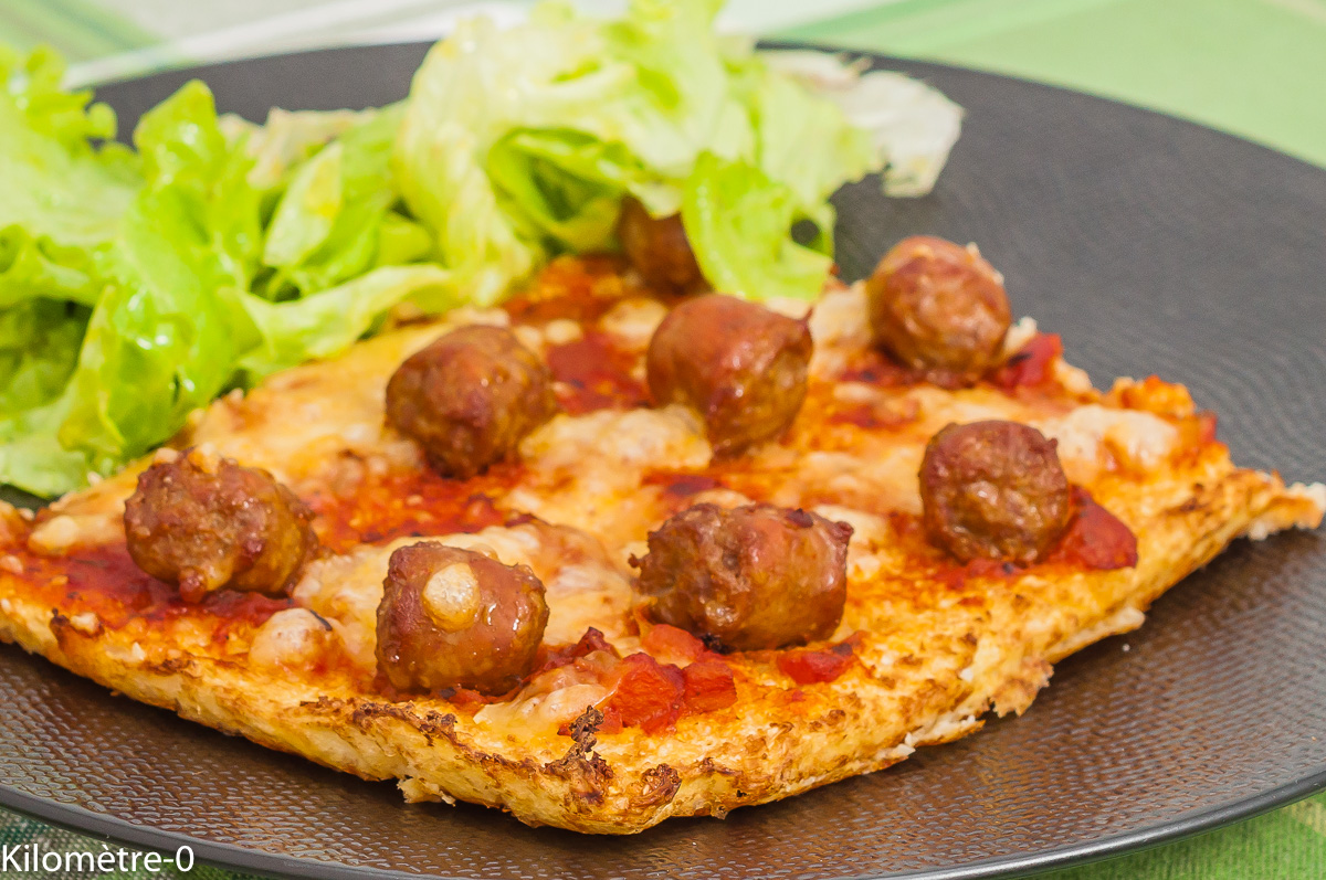 Photo de recette de pizza de chou fleur, saucisse, merguez, tomate, fromage, légumes, végétaux, de Kilomètre-0, blog de cuisine réalisée à partir de produits de saison et issus de circuits courts