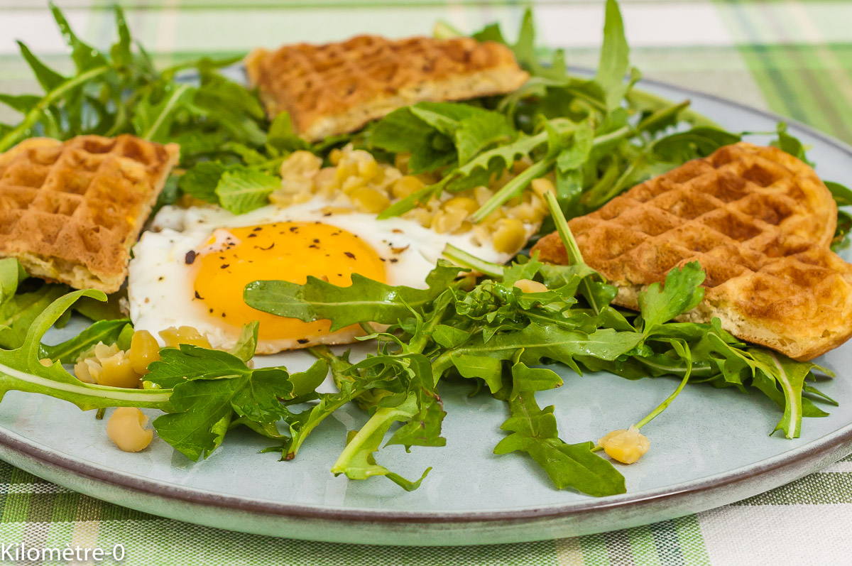 Photo de recette de gaufres salées, pois cassés, salade, oeuf, oeuf sur le plat, bio, végétarienne, Kilomètre-0, blog de cuisine réalisée à partir de produits de saison et issus de circuits courts