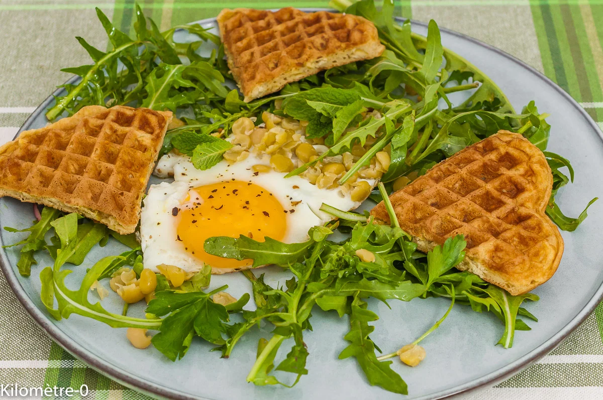 Photo de recette de gaufres salées, pois cassés, salade, oeuf, oeuf sur le plat, bio, végétarienne, Kilomètre-0, blog de cuisine réalisée à partir de produits de saison et issus de circuits courts