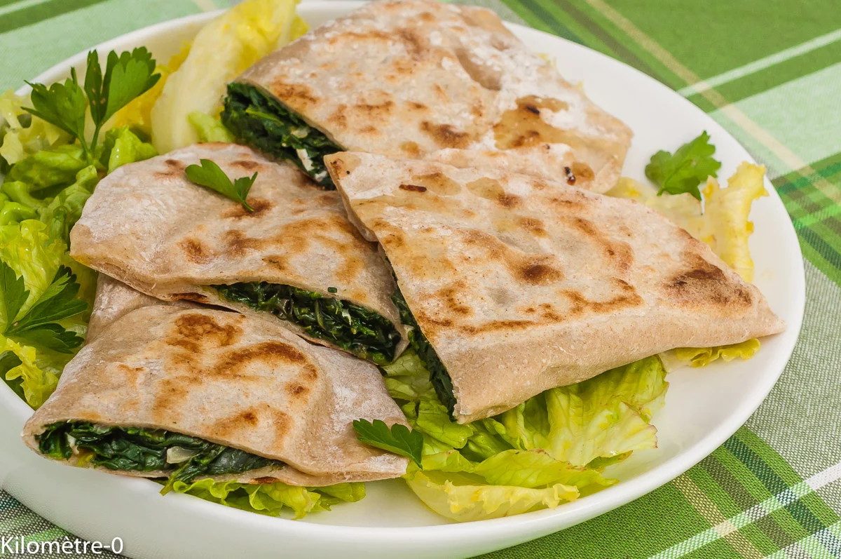 Photo de recette de Gözleme, pain turc, pain plat, épinards, feta, légumes, fromage, végétarienne, cuisine du monde, cuisine turque, healthy, bio, économique Kilomètre-0, blog de cuisine réalisée à partir de produits de saison et issus de circuits courts