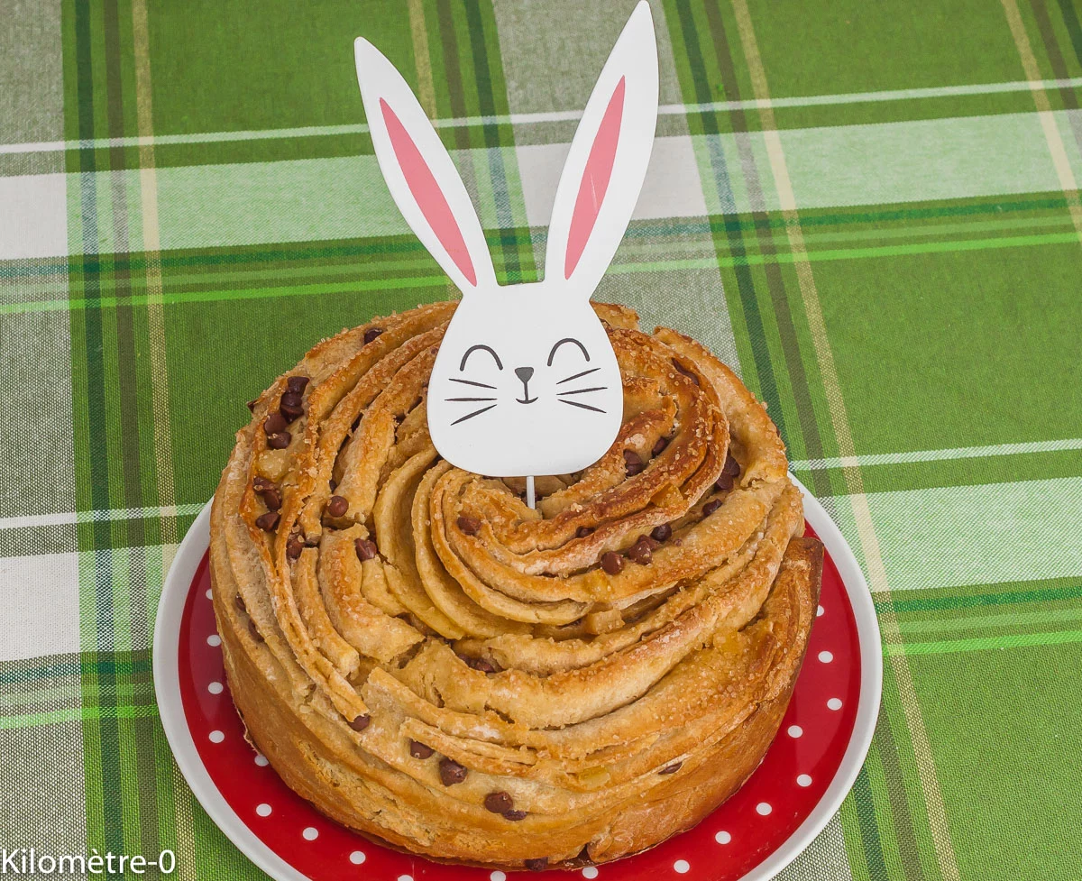 Photo de recette de Kulich cruffin, brioche, gâteau, Pâques orthodoxes, chocolat, orange, fruits confits, healthy, cuisine du monde, Pâques du monde, Kilomètre-0, blog de cuisine réalisée à partir de produits de saison et issus de circuits courts