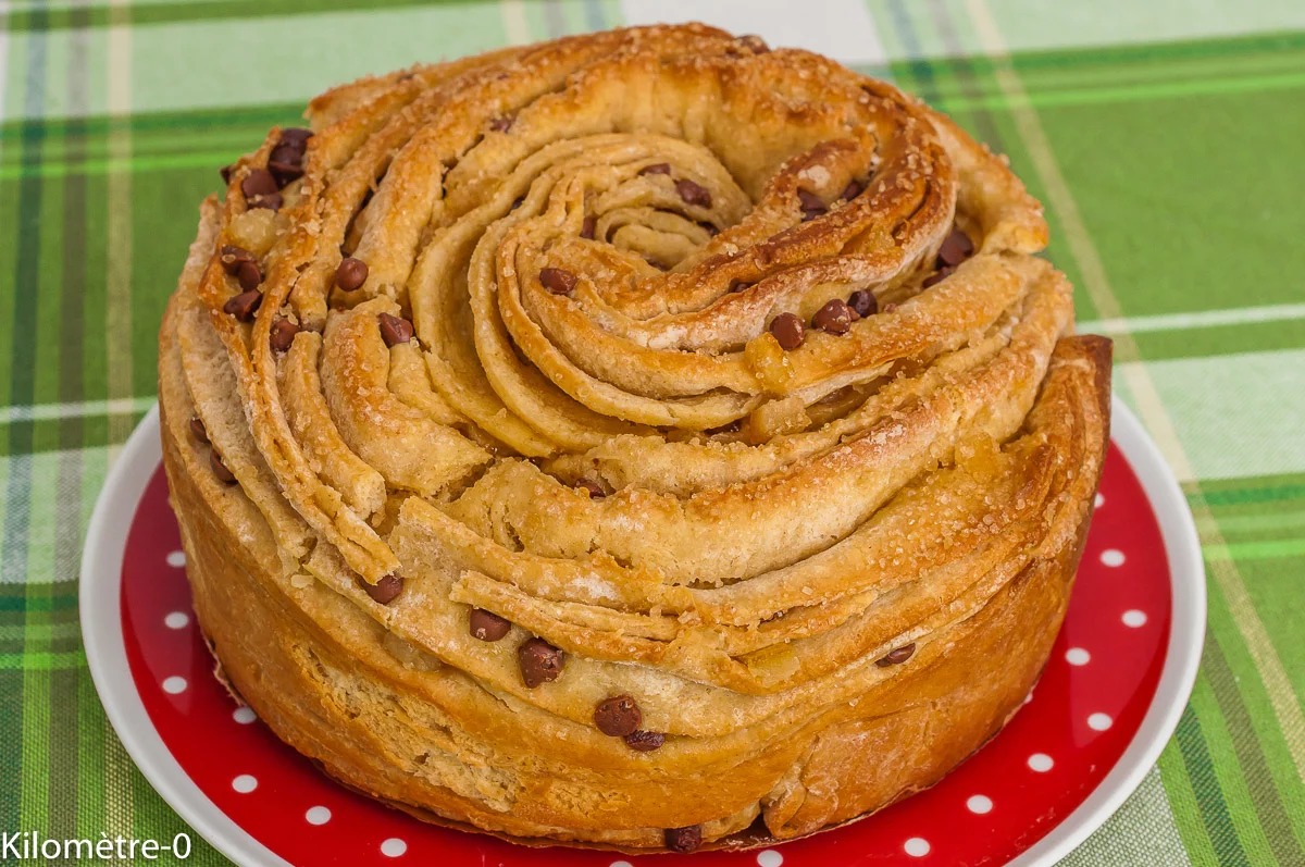Photo de recette de Kulich cruffin, brioche, gâteau, Pâques orthodoxes, chocolat, orange, fruits confits, healthy, cuisine du monde, Pâques du monde, Kilomètre-0, blog de cuisine réalisée à partir de produits de saison et issus de circuits courts
