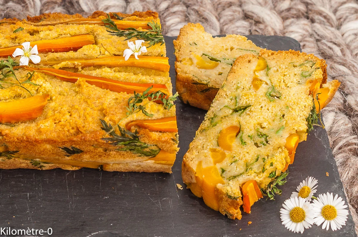 Photo de recette de cake salé, carottes fanes, fanes de carottes, économique, cuisine anti gaspi, printemps, légumes, bio, végétarienne, healthy, apéro, buffet, Kilomètre-0, blog de cuisine réalisée à partir de produits de saison et issus de circuits courts