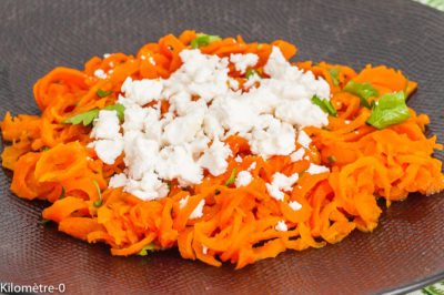 Photo de recette anti inflammatoire, de tagliatelles de carottes au cumin et à la fêta, fromage, légumes, végétarienne, healthy, bio, facile, rapide, de de Kilomètre-0, blog de cuisine réalisée à partir de produits de saison et issus de circuits courts