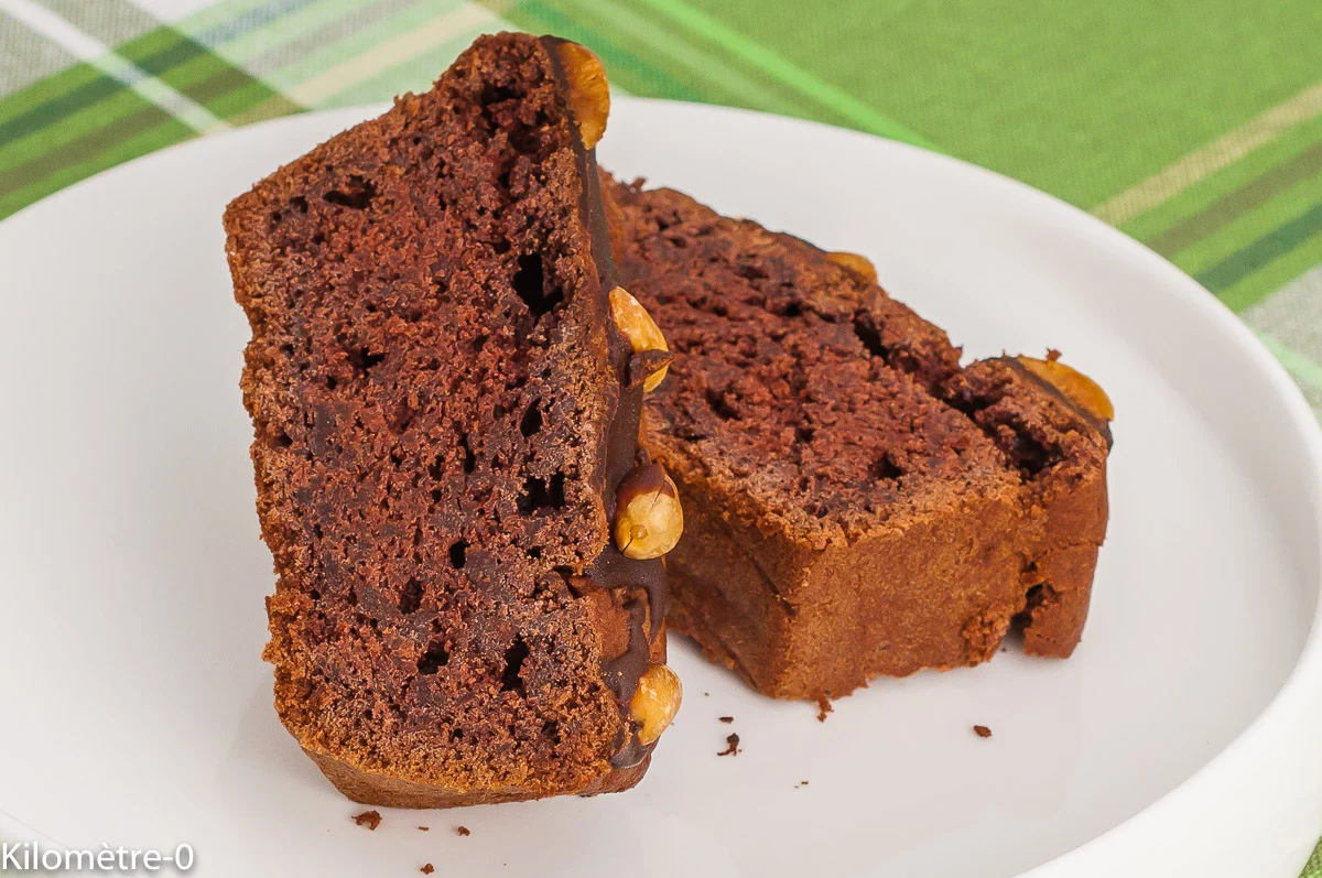 Photo de recette de gâteau économique, chocolat, aquafaba, jus de pois chiche, cacahuètes, Kilomètre-0, blog de cuisine réalisée à partir de produits de saison et issus de circuits courts