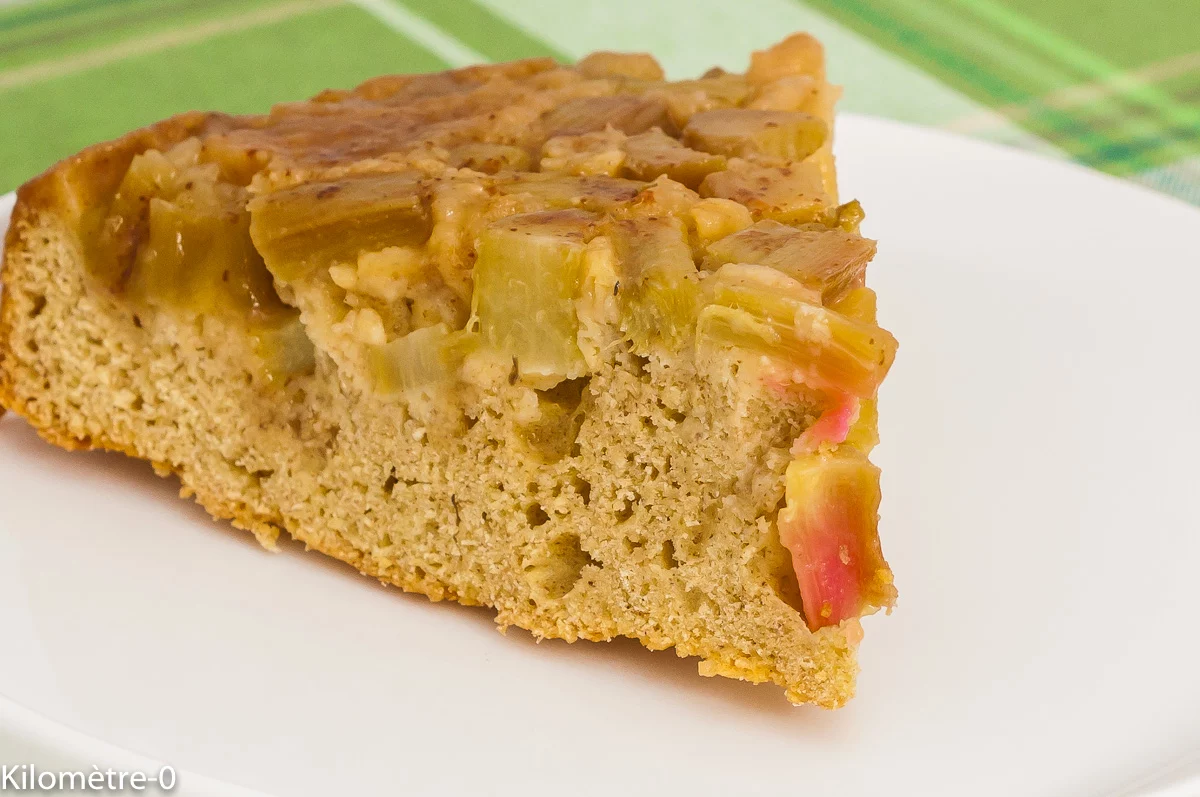 Photo de recette de gâteau à la rhubarbe facile, bio, dessert, fruits, printemps, rapide, facile de Kilomètre-0, blog de cuisine réalisée à partir de produits de saison et issus de circuits courts