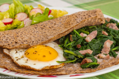 Photo de recette de galette bretonne, maison, facile, rapide, épinards, oeuf miroir, lardons, heatlhy, bio de Kilomètre-0, blog de cuisine réalisée à partir de produits de saison et issus de circuits courts