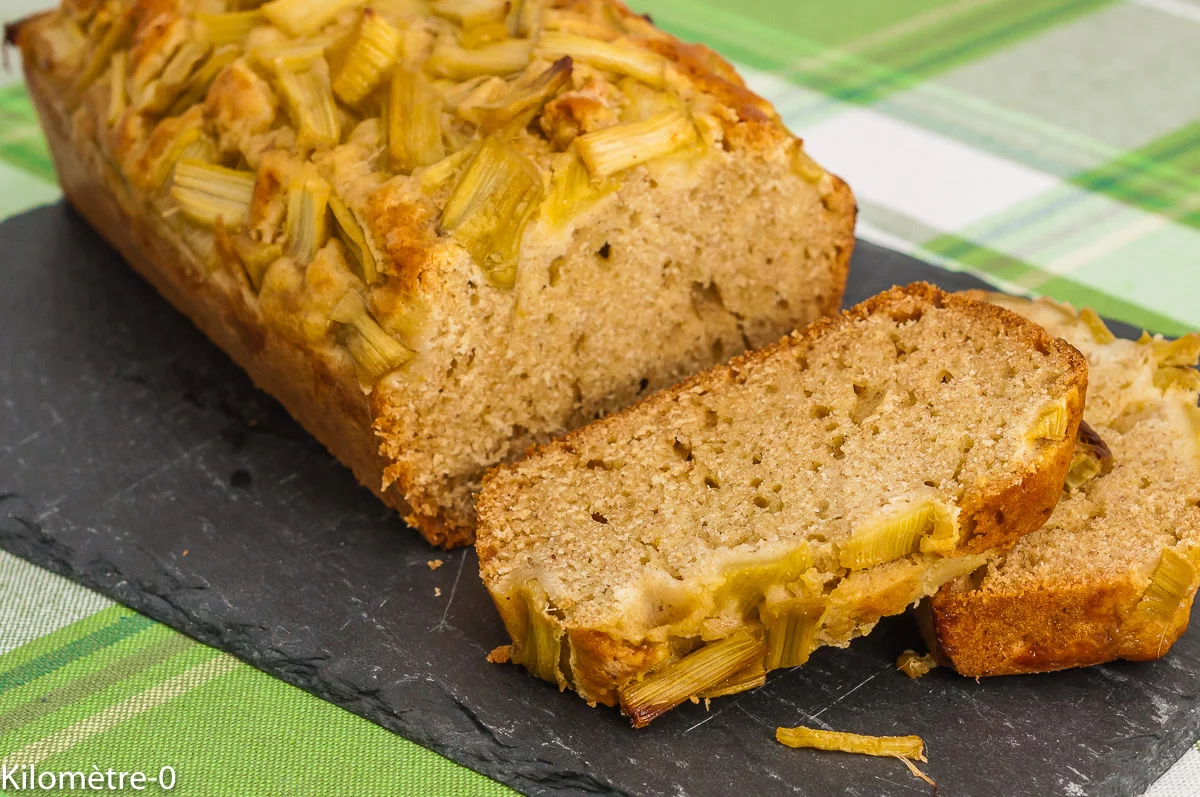 Photo de recette de gâteau du matin, cake, rhubarbe, fruits, facile, bio, rapide, healthy, Kilomètre-0, blog de cuisine réalisée à partir de produits de saison et issus de circuits courts