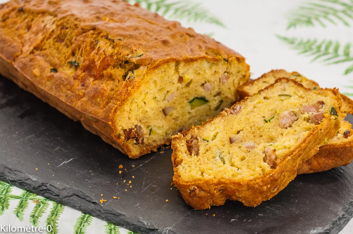 Photo de recette de cake salé, courgettes, lardons, emmental, apéro, pique nique, buffet, facile, rapide, healthy, Kilomètre-0, blog de cuisine réalisée à partir de produits de saison et issus de circuits courts