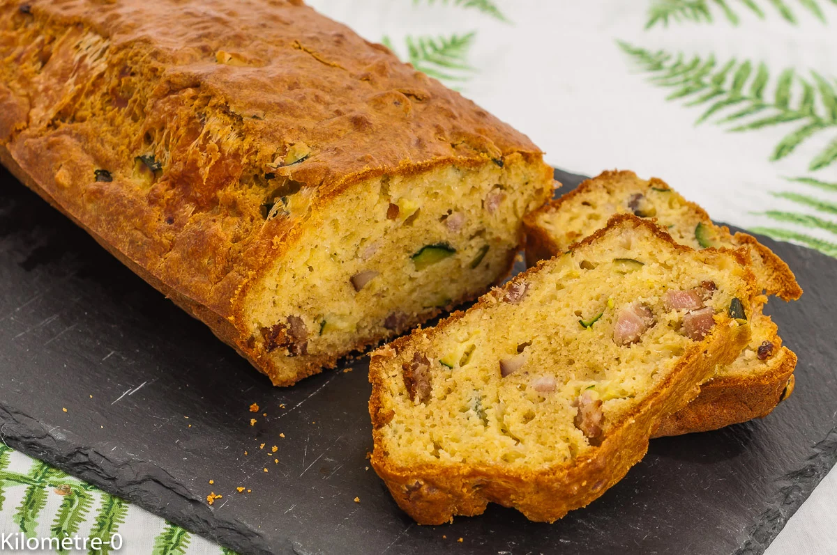 Photo de recette de cake salé, courgettes, lardons, emmental, apéro, pique nique, buffet, facile, rapide, healthy, Kilomètre-0, blog de cuisine réalisée à partir de produits de saison et issus de circuits courts