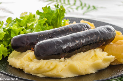 Photo de recette de himmel und Erde, boudins aux deux pommes,  allemande, Allemagne, cuisine du monde, viande, purée, compote, facile, Kilomètre-0, blog de cuisine réalisée à partir de produits de saison et issus de circuits courts