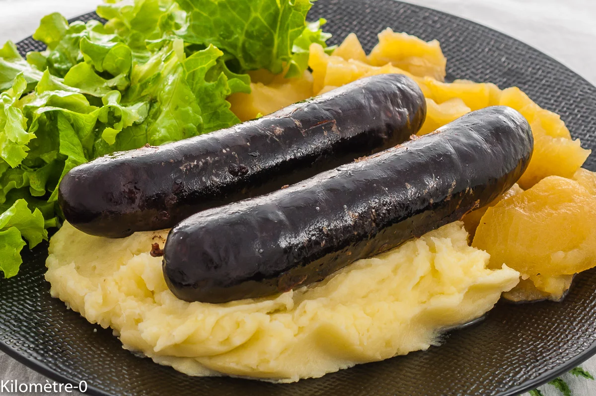 Photo de recette de himmel und Erde, boudins aux deux pommes, allemande, Allemagne, cuisine du monde, viande, purée, compote, facile, Kilomètre-0, blog de cuisine réalisée à partir de produits de saison et issus de circuits courts