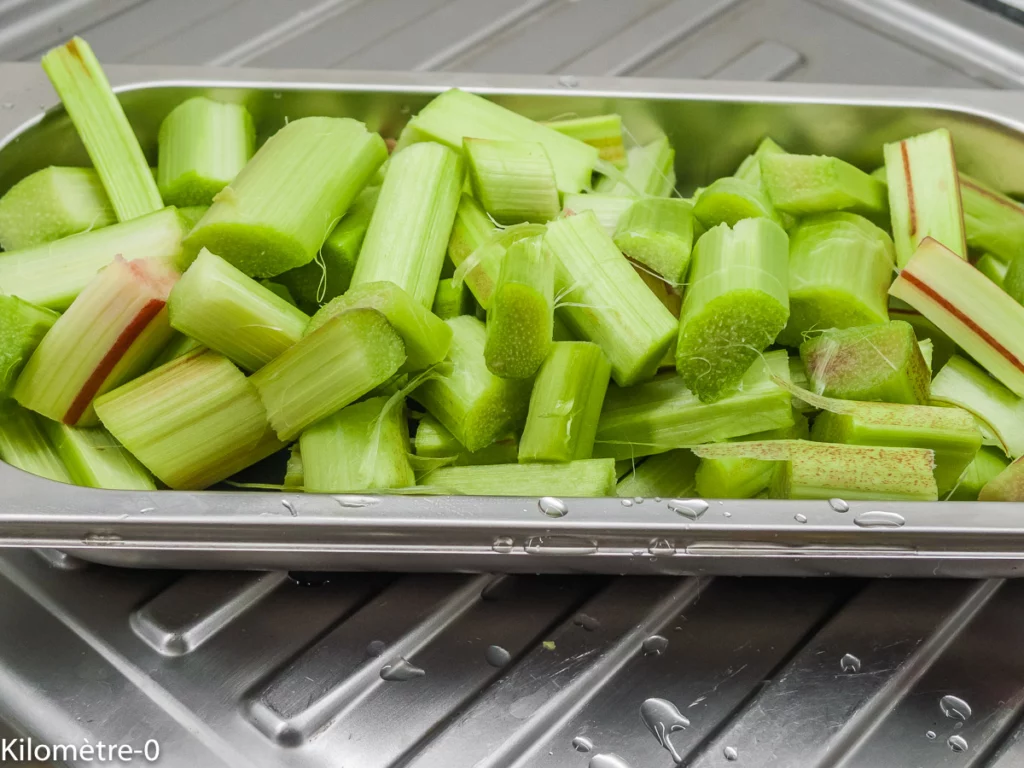 Gâteau moelleux à la rhubarbe et aux fraises - Étape 2