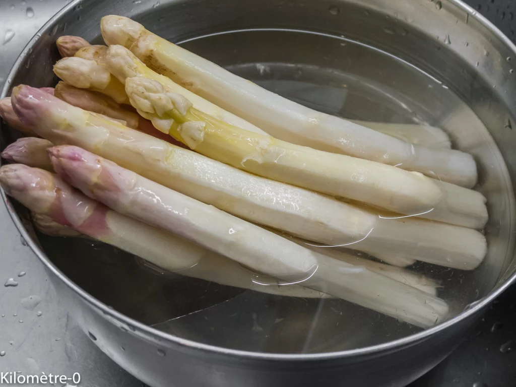 Asperges cuites à la vapeur, sauce au fromage blanc légère - Étape 2