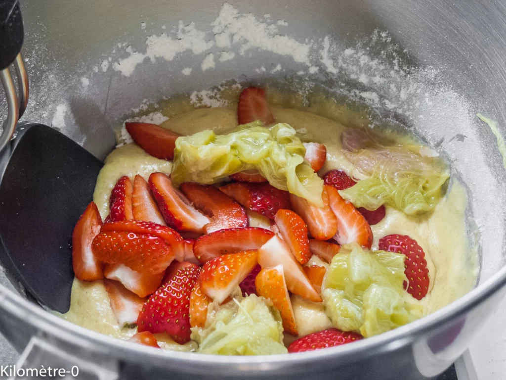 Gâteau moelleux à la rhubarbe et aux fraises - Étape 8