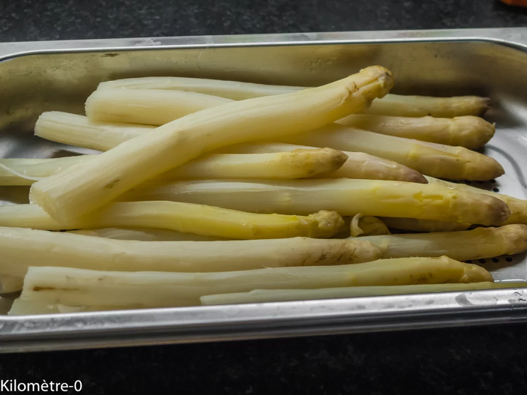 Asperges cuites à la vapeur, sauce au fromage blanc légère - Étape 3