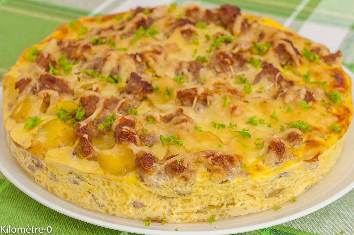 Photo de recette de gâteau salé, pommes de terre, gâteau viennois, recette uruguayenne, Uruguay, saucisses, pommes de tere nouvelles, facile, rapide, Kilomètre-0, blog de cuisine réalisée à partir de produits de saison et issus de circuits courts