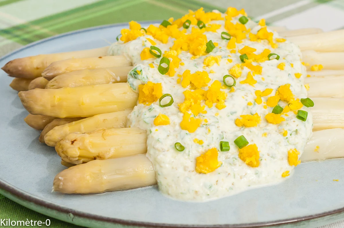 Photo de recette d'asperges, cuisson vapeur, sauce légère, crème légère, bio, facile, légère, végétarienne, healthy, légumes, printemps de Kilomètre-0, blog de cuisine réalisée à partir de produits de saison et issus de circuits courts