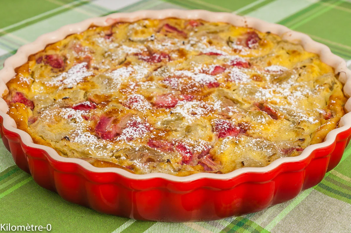 Photo de recette de clafoutis fraises, rhubarbe, facile, fruits, printemps, fruits rouges, laitage, bio, léger, dessert, Kilomètre-0, blog de cuisine réalisée à partir de produits de saison et issus de circuits courts