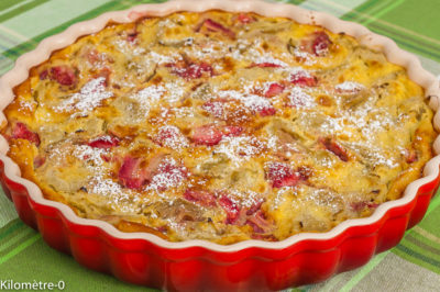 Photo de recette de clafoutis fraises, rhubarbe, facile, fruits, printemps, fruits rouges, laitage, bio, léger, dessert, Kilomètre-0, blog de cuisine réalisée à partir de produits de saison et issus de circuits courts