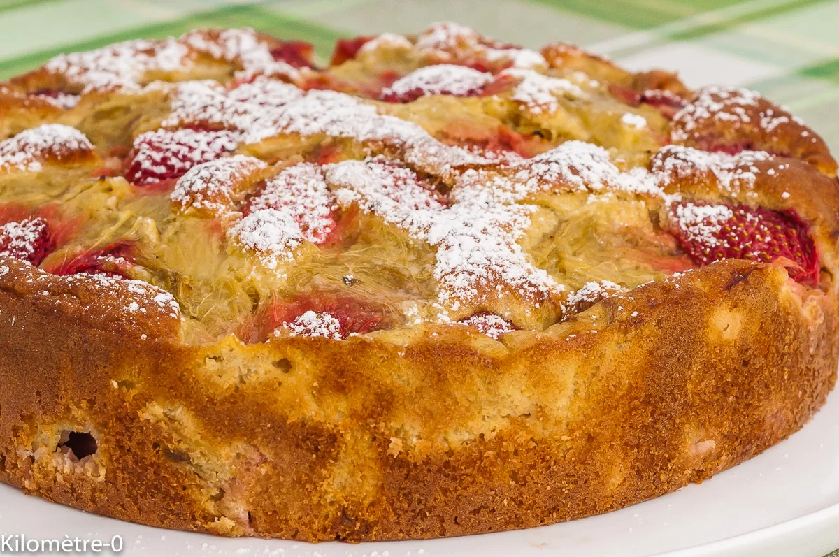 Photo de recette de dessert, printanier, gâteau, rhubarbe, fraises, rapide, moelleux, facile, fruits, Kilomètre-0, blog de cuisine réalisée à partir de produits de saison et issus de circuits courts