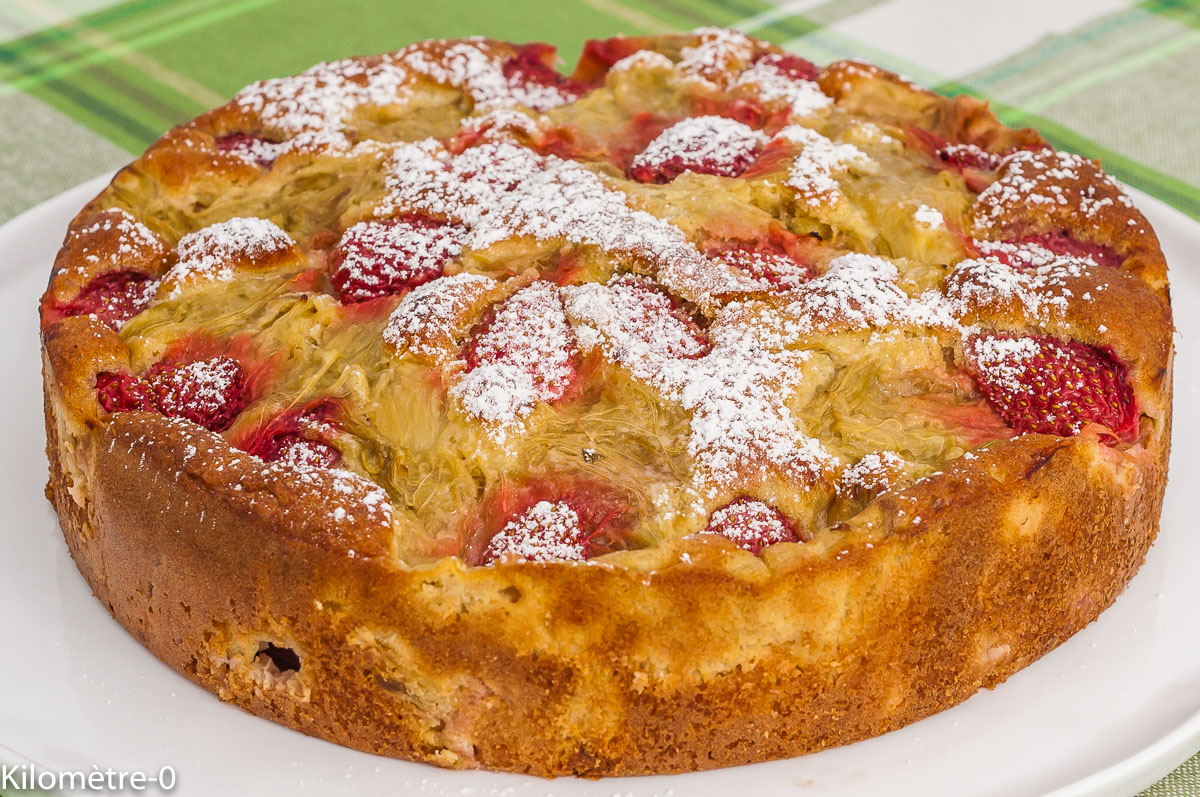 Gateau Moelleux A La Rhubarbe Et Aux Fraises Kilometre 0