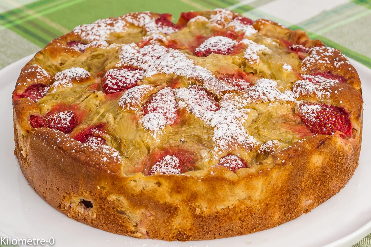 Photo de recette de gâteau, dessert, fraises, rhubarbe, fraise, moelleux, fondant, fruits, printemps, facile, rapide, léger, bio de Kilomètre-0, blog de cuisine réalisée à partir de produits de saison et issus de circuits courts