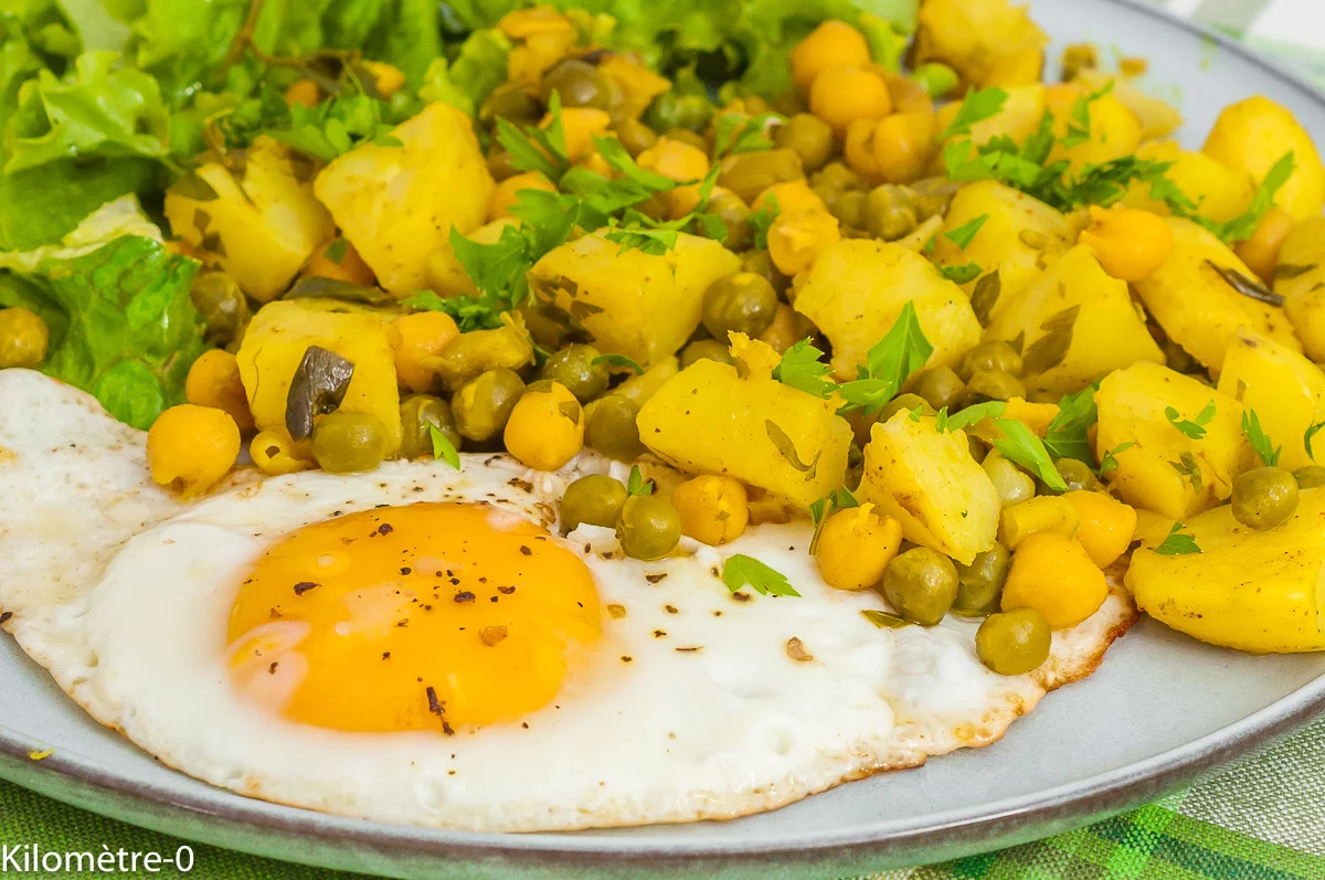 Photo de recette de curry de pommes de terre aux petits pois, oeufs, oeufs sur le plat, bio, végétarien, hzalthy, curry cuisine du monde, facile, pommes de terre nouvelles, Kilomètre-0, blog de cuisine réalisée à partir de produits de saison et issus de circuits courts