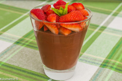 Photo de recette de crème dessert au chocolat, fraises, crème sans oeuf, maïzena, cacao, facile, économique, rapide, Kilomètre-0, blog de cuisine réalisée à partir de produits de saison et issus de circuits courts