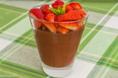 Photo de recette de crème dessert au chocolat, fraises, crème sans oeuf, maïzena, cacao, facile, économique, rapide, Kilomètre-0, blog de cuisine réalisée à partir de produits de saison et issus de circuits courts