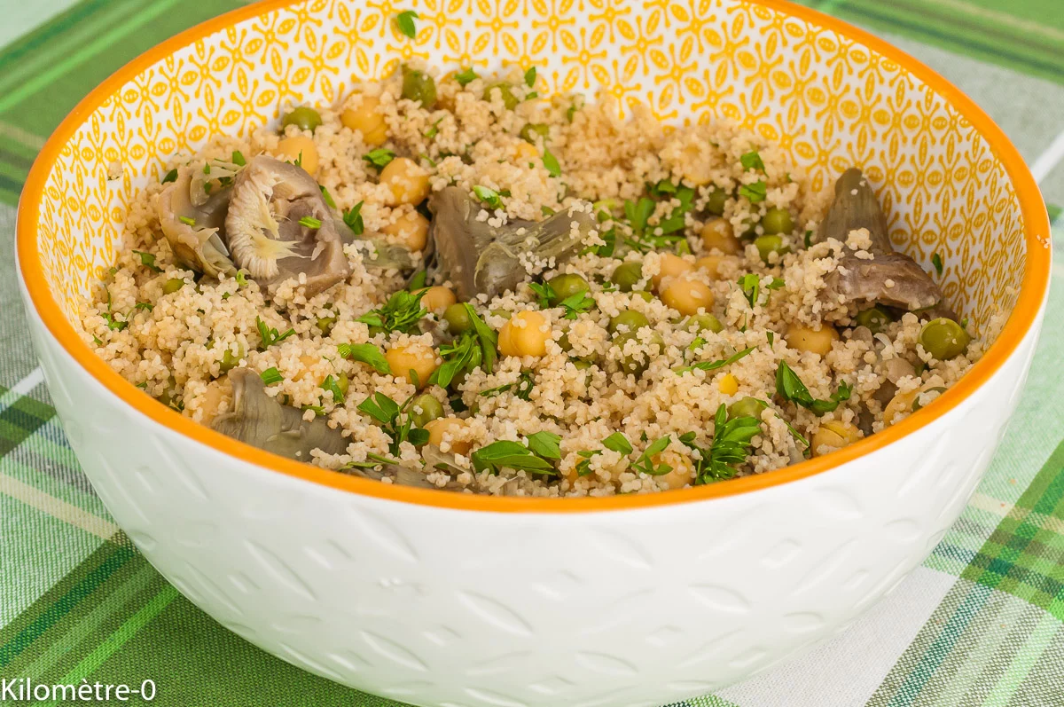 Photo de recette de salade, salade composée, pois chiches, petits pois, légumes, végétarienne, semoule, herbes, bio, léger, facile, rapide, Kilomètre-0, blog de cuisine réalisée à partir de produits de saison et issus de circuits courts