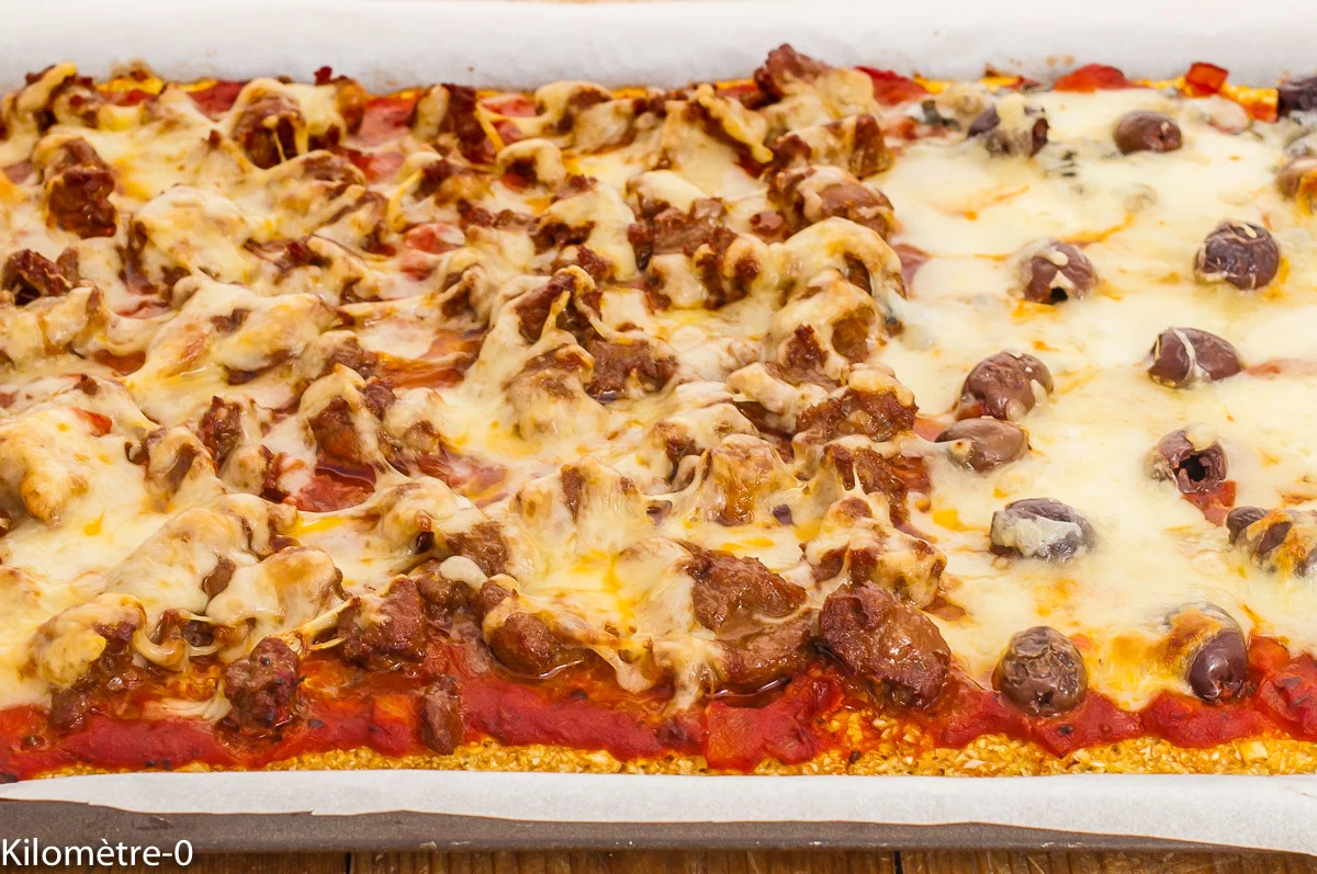 Photo de recette de pizza, chou fleur, merguez, fromage, olives, tomates, facile, légère de Kilomètre-0, blog de cuisine réalisée à partir de produits de saison et issus de circuits courts