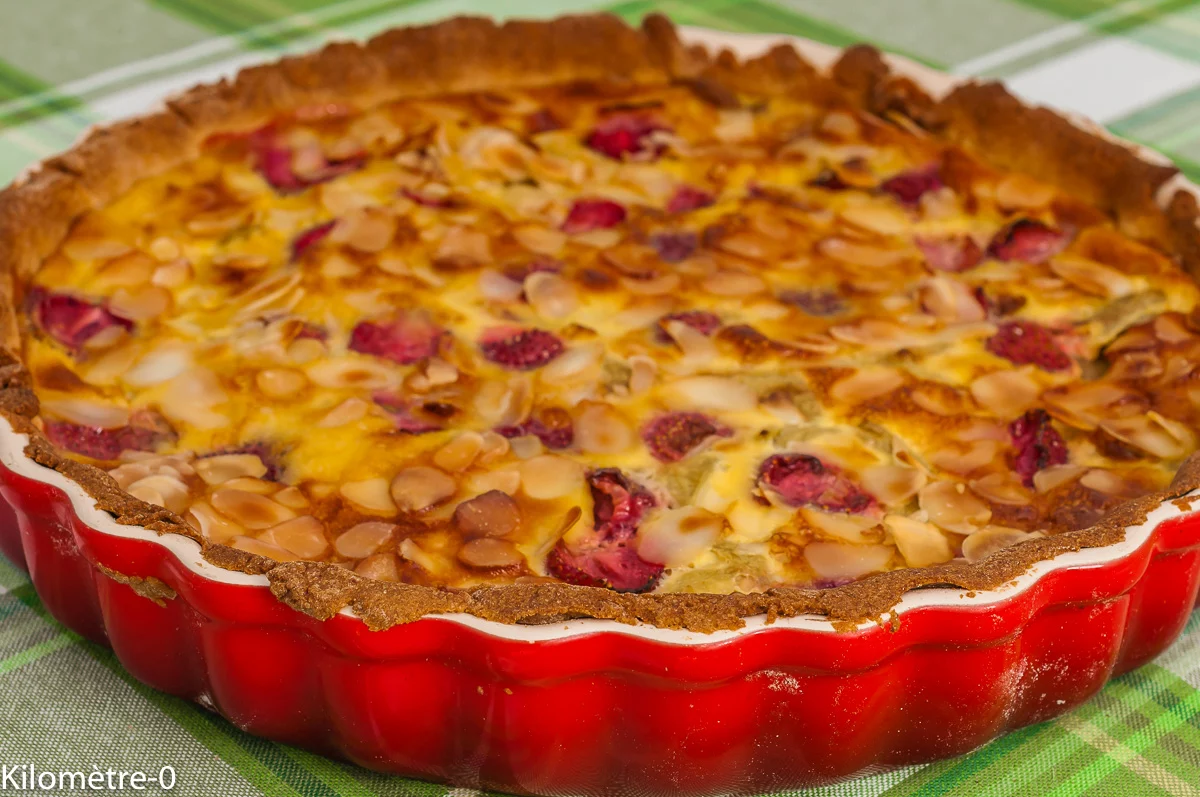 Photo de recette de dessert, tarte, fraises, rhubarbe, fruits,printemps, facile, rapide, healthy, bio de Kilomètre-0, blog de cuisine réalisée à partir de produits de saison et issus de circuits courts