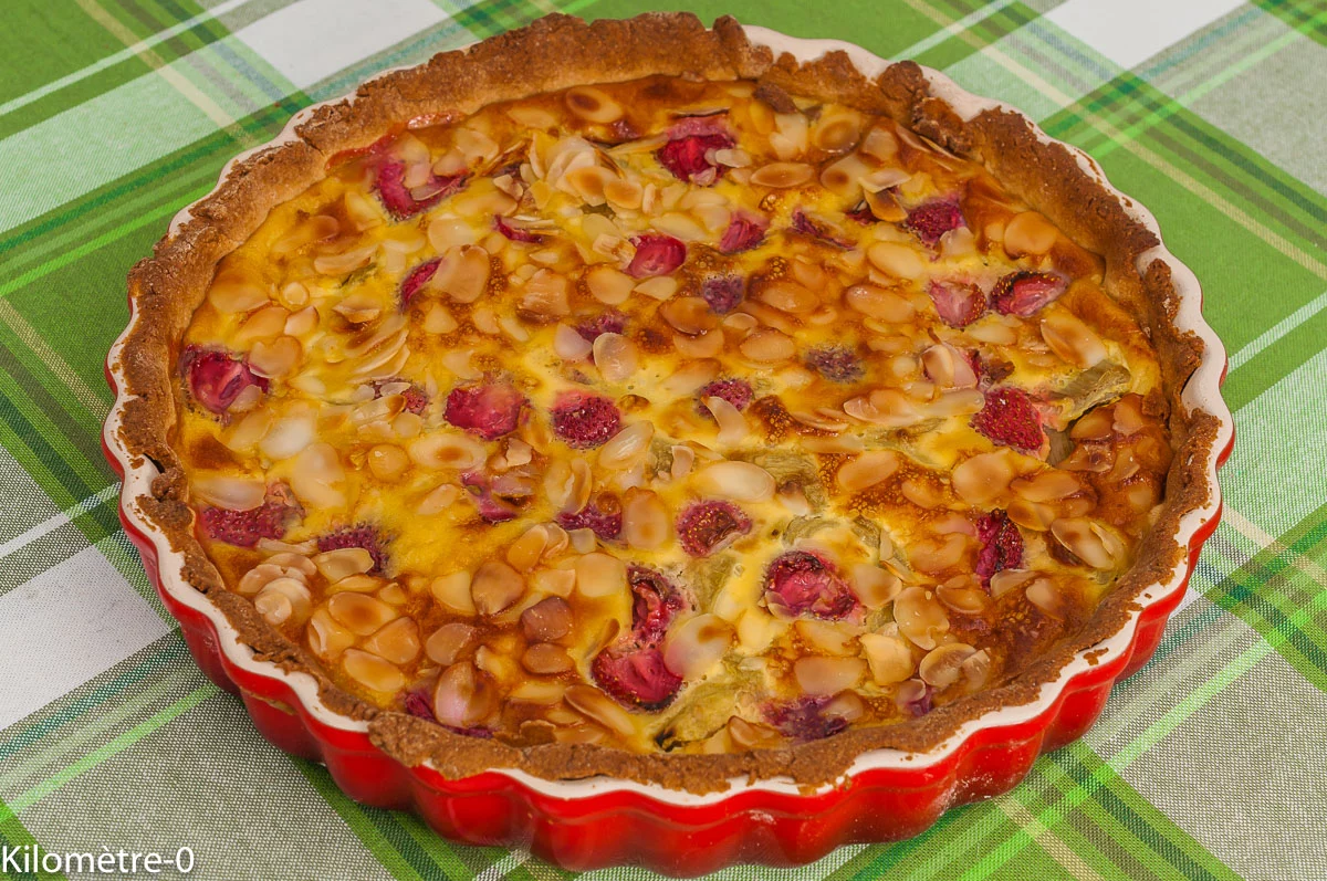 Photo de recette de dessert, tarte, fraises, rhubarbe, fruits,printemps, facile, rapide, healthy, bio de Kilomètre-0, blog de cuisine réalisée à partir de produits de saison et issus de circuits courts