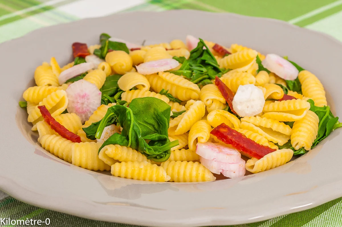 Photo de recette de pâtes, printanière, healthy, chorizo, radis, épinards, légumes, bio de Kilomètre-0, blog de cuisine réalisée à partir de produits de saison et issus de circuits courts