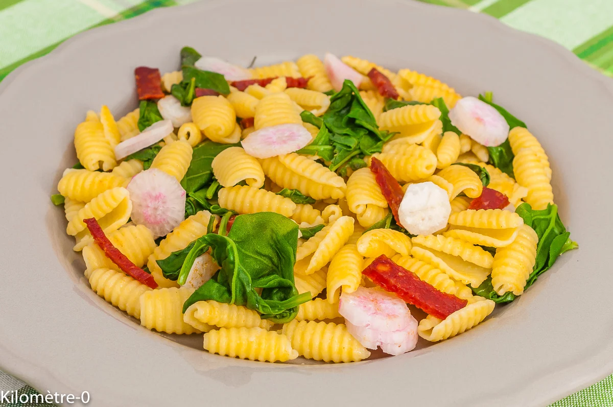 Photo de recette de pâtes, printanière, healthy, chorizo, radis, épinards, légumes, bio de Kilomètre-0, blog de cuisine réalisée à partir de produits de saison et issus de circuits courts
