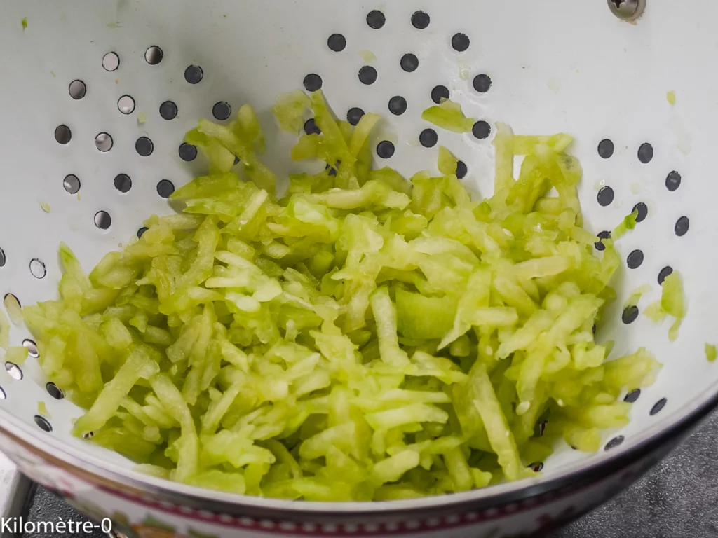 Dip au yaourt épicé, concombre et herbes - Étape 1