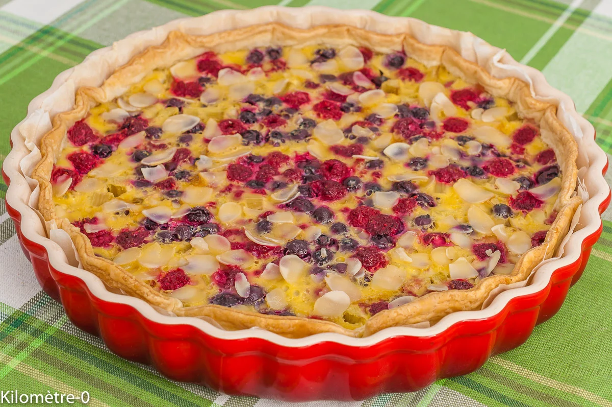 Photo de recette de dessert, tarte sucrée, tarte aux fruits, fruits rouge, tarte feuilletée, rhubarbe, facile, rapide, framboise, myrtilles de Kilomètre-0, blog de cuisine réalisée à partir de produits de saison et issus de circuits courts