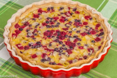 Photo de recette de dessert, tarte sucrée, tarte aux fruits, fruits rouge, tarte feuilletée, rhubarbe, facile, rapide, framboise, myrtilles de Kilomètre-0, blog de cuisine réalisée à partir de produits de saison et issus de circuits courts