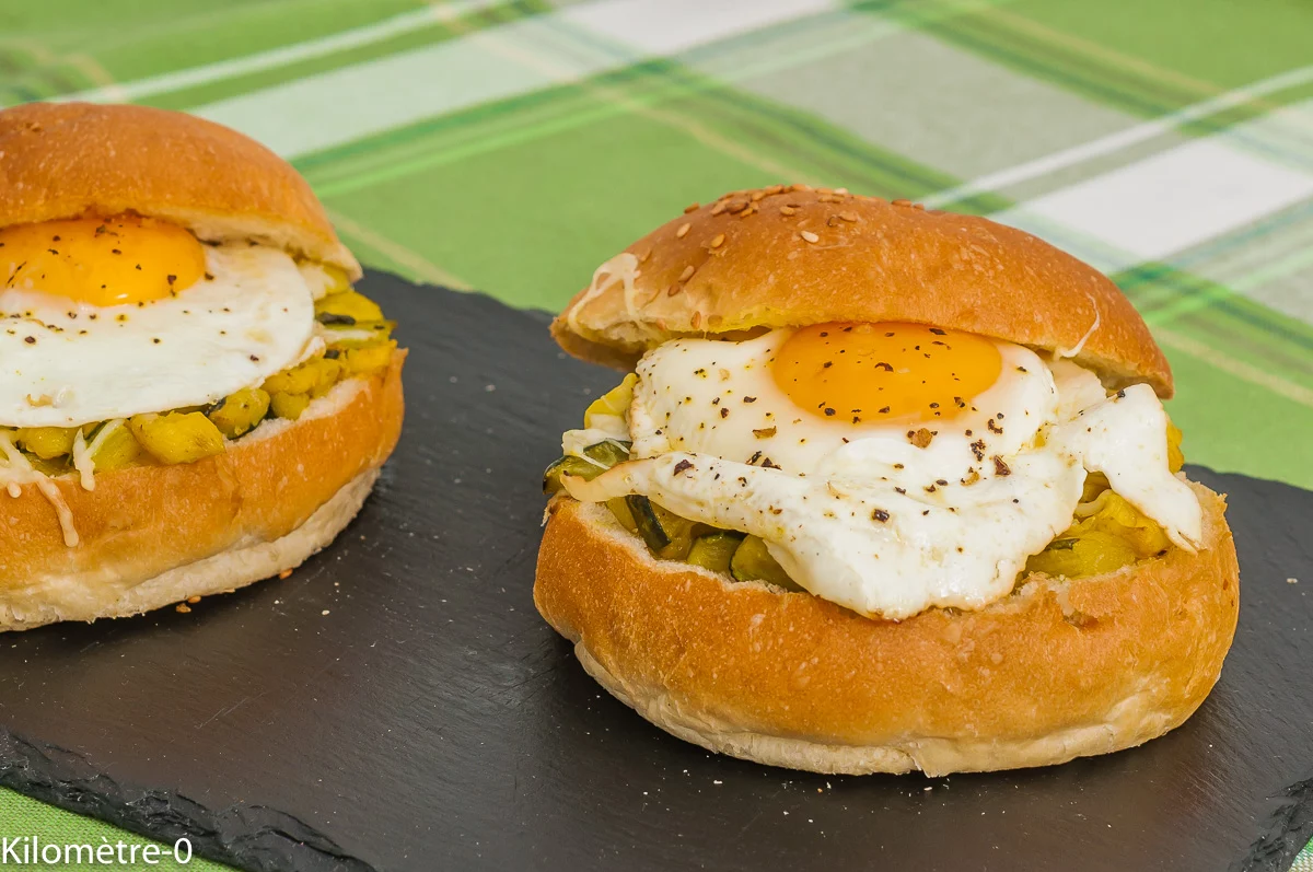 Photo de recette de burger, végétarien, légumes, courgettes, oeuf, oeuf sur le plat, sandwich, street food, healthy, pain, printemps, été, automne, Kilomètre-0, blog de cuisine réalisée à partir de produits de saison et issus de circuits courts