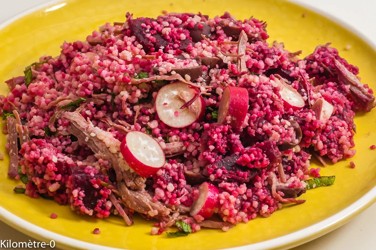 Photo de recette de salade, semoule, radis, confit de canrd, betteraves, olives, complète, généreuse, originale, facile, energétique, de Kilomètre-0, blog de cuisine réalisée à partir de produits de saison et issus de circuits courts