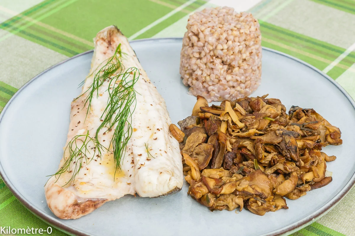 Photo de recette de bar, poisson, bon poisson, champignons, cèpes, céréales, sarrasin, blé noir, facile, léger, rapide, Kilomètre-0, blog de cuisine réalisée à partir de produits de saison et issus de circuits courts