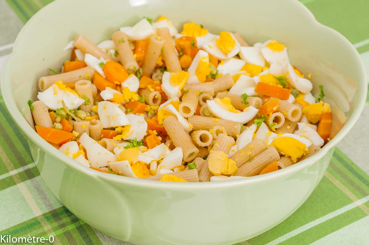 Photo de recette de salade de pâtes, oeufs, carotte, petits pois, persil, oeufs, végétarienne, healthy, bio, facile, saine, Kilomètre-0, blog de cuisine réalisée à partir de produits de saison et issus de circuits courts