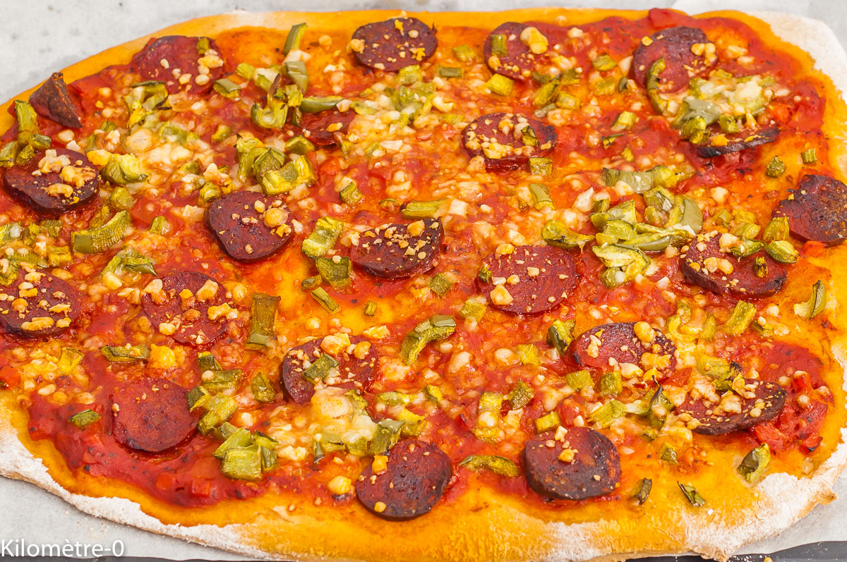 Photo de recette de pizza, maison, facile, tomate, chorizo, fromage, bio de Kilomètre-0, blog de cuisine réalisée à partir de produits de saison et issus de circuits courts
