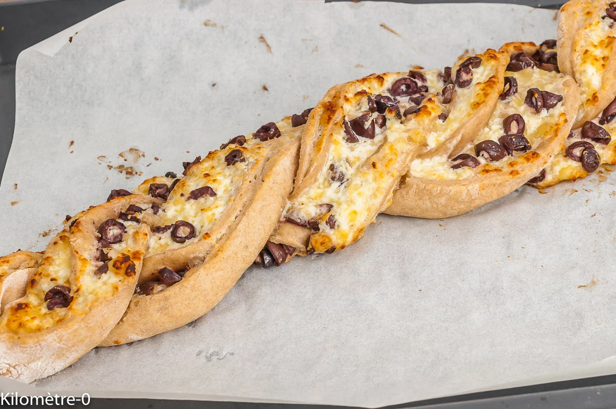 Photo de recette d'apéro, facile, économique, ricotta, olives, cuisine italienne, pizza, économique, Italie, tresse, Kilomètre-0, blog de cuisine réalisée à partir de produits de saison et issus de circuits courts