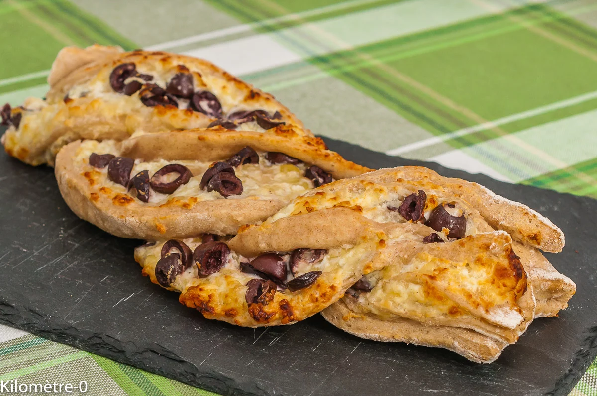 Photo de recette de pizza, tresse, olives, végétarien, apéro, facile, économique, original, Kilomètre-0, blog de cuisine réalisée à partir de produits de saison et issus de circuits courts