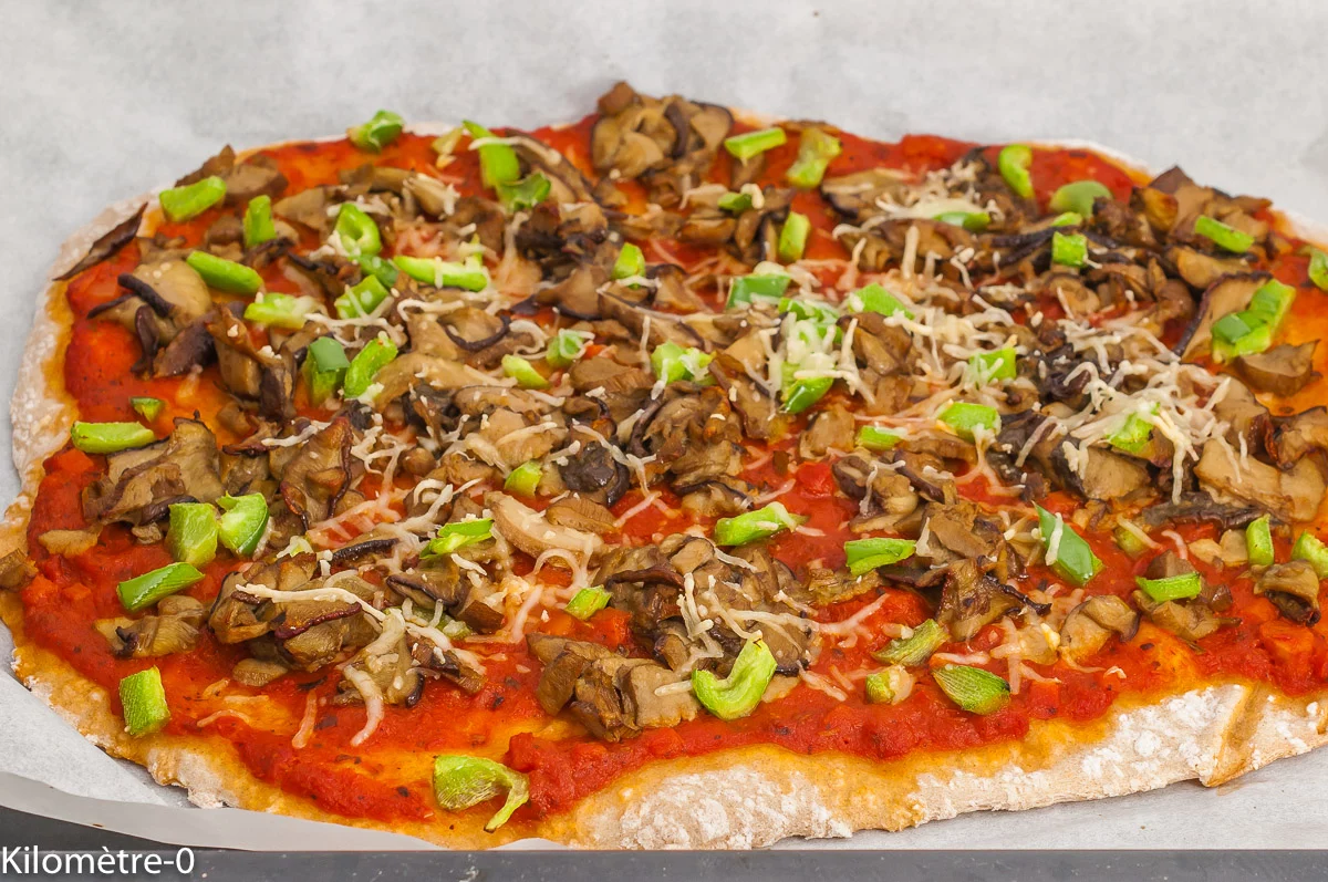 Photo de recette de pizza, maison, cèpes, champignons, poivrons, facile, italienne, végétarienne, Kilomètre-0, blog de cuisine réalisée à partir de produits de saison et issus de circuits courts