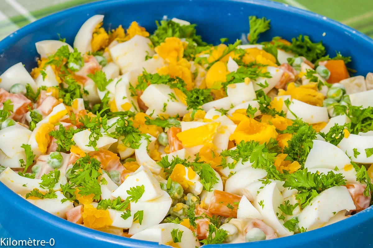 Photo de recette de salade, salade composée, légumes, printemps, été, oeufs, carottes, petits pois, frais, léger, végétarien, healthy, bio de Kilomètre-0, blog de cuisine réalisée à partir de produits de saison et issus de circuits courts